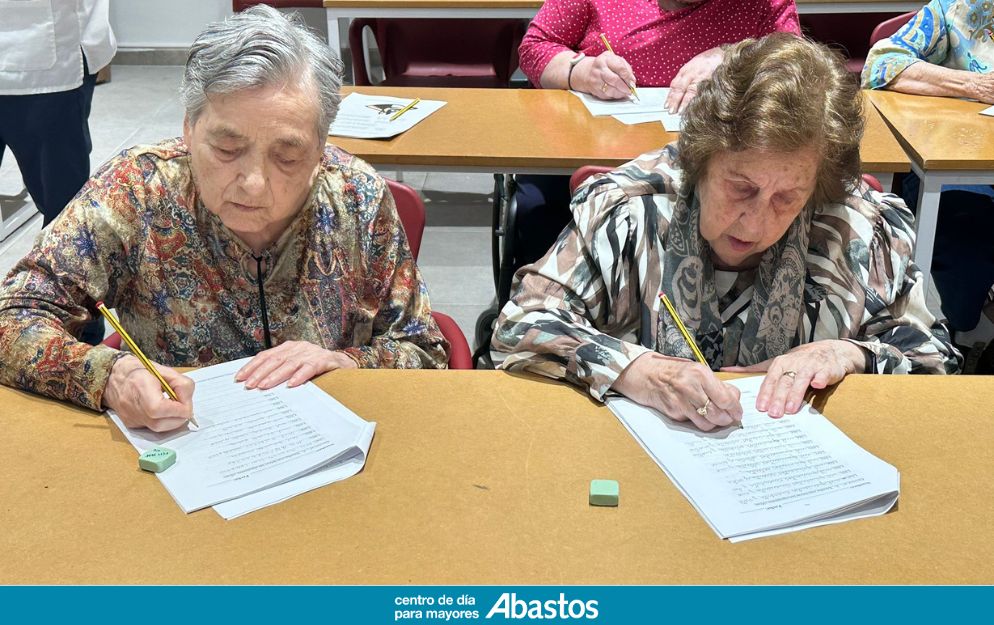Taller grupal de ortografía en el Centro de Día Abastos