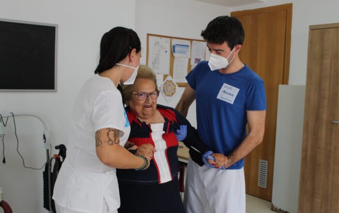 El papel de la fisioterapia en centros de día para mantener la movilidad