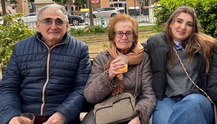 La importancia de los paseos en personas mayores: bienestar físico, emocional y social