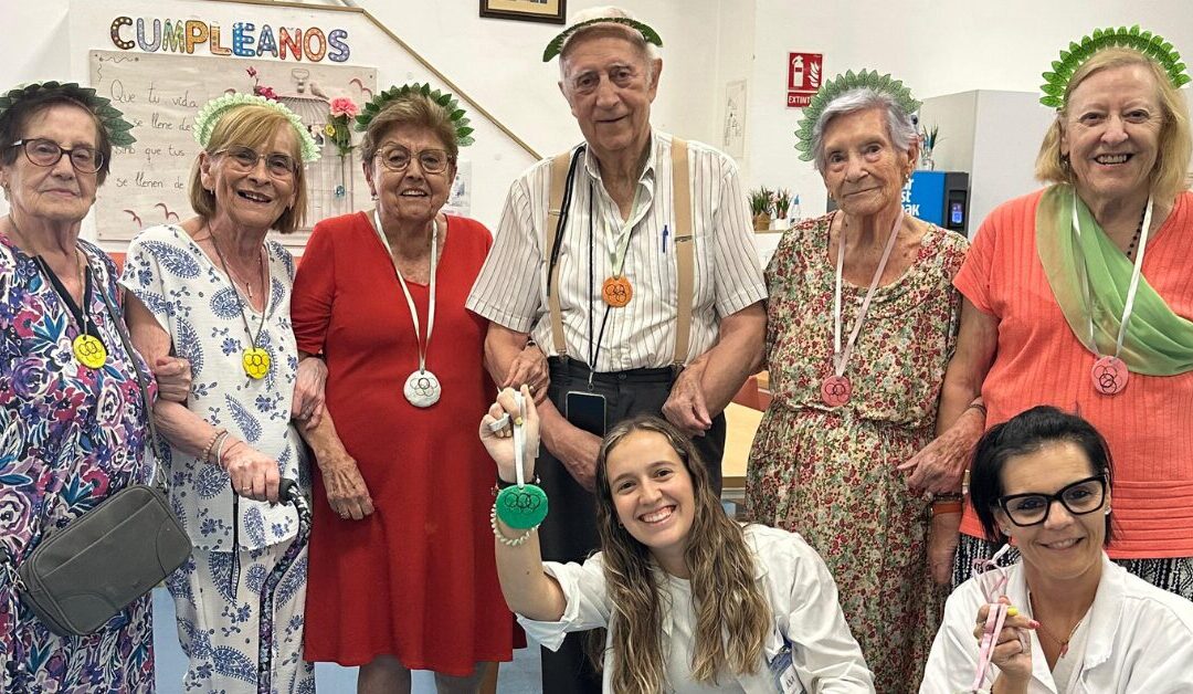 Centro de día vs. quedarse en casa: diferencias reales que toda familia debería conocer