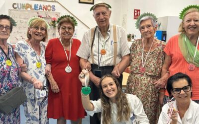 Centro de día vs. quedarse en casa: diferencias reales que toda familia debería conocer